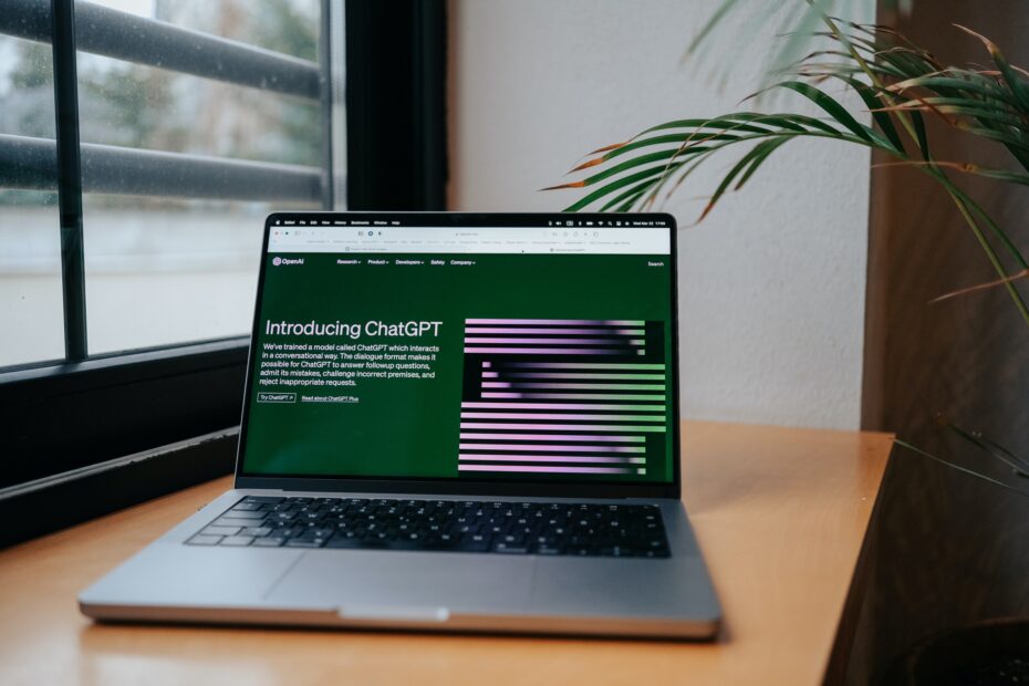 L'uso di ChatGpt, il software di intelligenza artificiale che simula le conversazioni umane, è stato temporaneamente limitato in Italia dal Garante per la protezione dei dati personali. Questa decisione è stata presa in seguito a una violazione della privacy degli utenti italiani, che ha portato alla perdita di dati riguardanti le loro conversazioni e informazioni relative ai pagamenti degli abbonati al servizio a pagamento. Secondo il Garante, OpenAi, la società che ha sviluppato e gestisce la piattaforma, non ha fornito una informativa completa agli utenti e agli interessati i cui dati vengono raccolti, e non ha una base giuridica che giustifichi la raccolta e la conservazione massiccia di dati personali. Inoltre, le informazioni fornite da ChatGpt non sempre corrispondono al dato reale, determinando un trattamento inesatto dei dati personali. L'assenza di un filtro per verificare l'età degli utenti esporrebbe i minori a risposte inadeguate rispetto al loro grado di sviluppo e autoconsapevolezza. OpenAi, che non ha una sede nell'Unione ma ha designato un rappresentante nello Spazio economico europeo, dovrà comunicare entro 20 giorni le misure intraprese per rispettare le richieste del Garante. In caso contrario, potrebbe essere sanzionata fino a 20 milioni di euro o fino al 4% del suo fatturato globale annuo. Questo provvedimento evidenzia l'importanza della tutela della privacy dei dati personali e della necessità di una base giuridica che giustifichi la raccolta e il trattamento di tali dati. Inoltre, sottolinea la responsabilità delle società che gestiscono i dati degli utenti nel garantire la sicurezza e la protezione di tali dati.